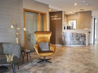 Hotellobby mit Empfangstresen und Sitzecke