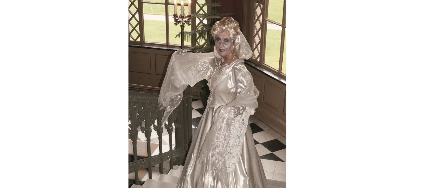 Schlossgeist Das Bild zeigt die kostümierte Schlossführerin