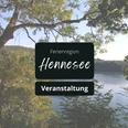 Beispielbild Veranstaltung Hennesee neu Das Bild zeigt einen ruhigen See umgeben von Bäumen mit der Aufschrift "Ferienregion Hennesee Veranstaltung".
