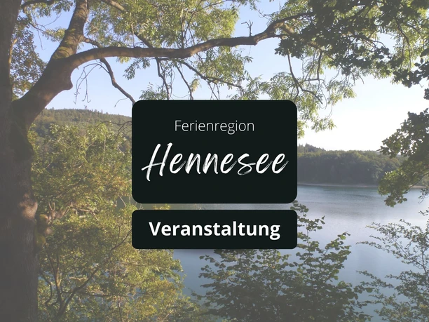Das Bild zeigt einen ruhigen See umgeben von Bäumen mit der Aufschrift "Ferienregion Hennesee Veranstaltung".