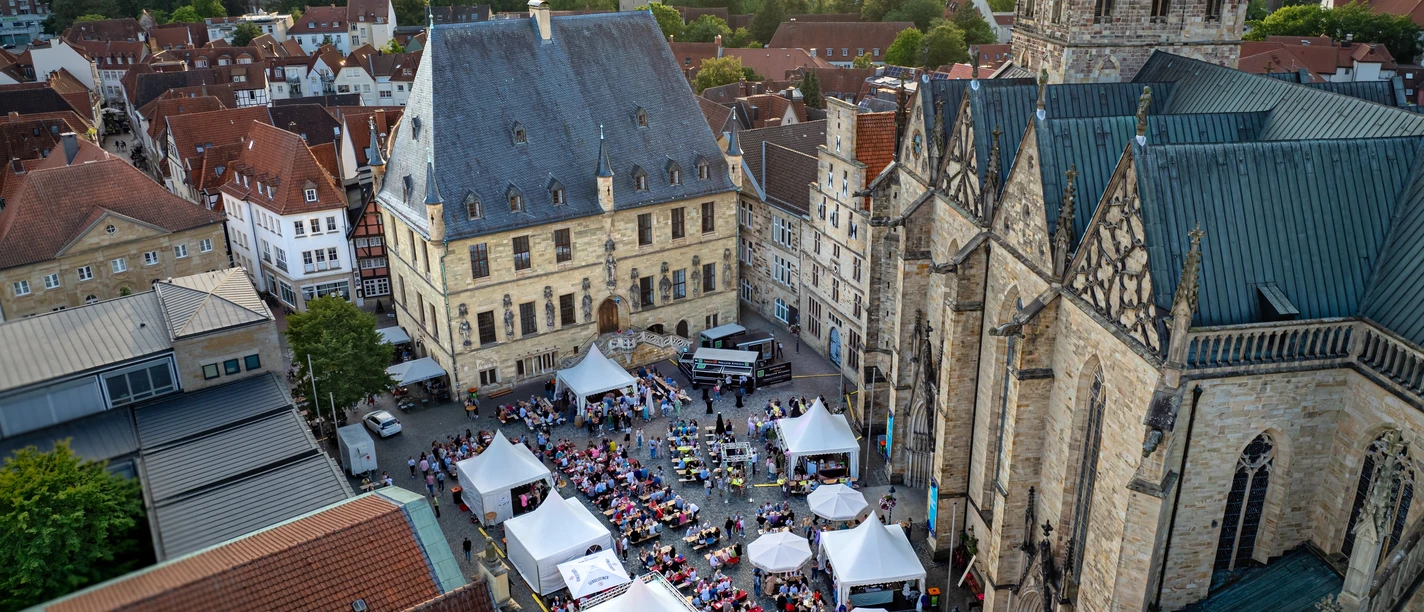 Osnabrück-Panorama_Marktplatz_historisches Rathaus_Weinfest 24.jpg