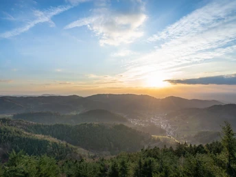 Blick vom Brennte Schrofen auf Ottenhöfen beim Sonnenuntergang