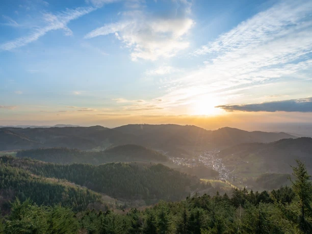 Blick vom Brennte Schrofen auf Ottenhöfen beim Sonnenuntergang
