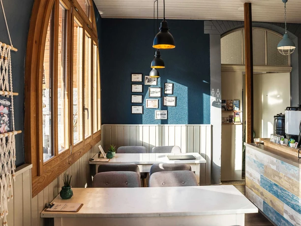 bistro-pier-one-tische-innen.jpg