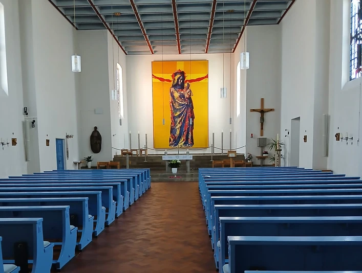 Pfarrkirche innen Panorama.jpg Pfarrkirche innen Panorama.jpg