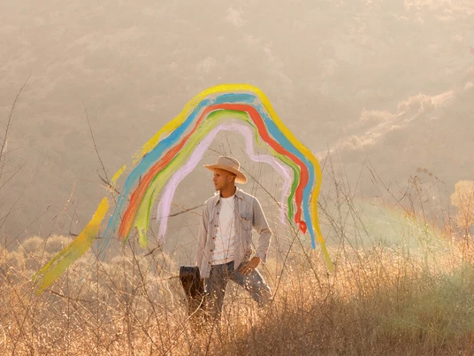 Milow-Gitarre-Pressefoto.jpg Milow steht mit seinem Gitarrenkoffer auf herbstlichem Feld