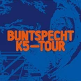 Blaue Fläche mit orangenem Schriftzug "Buntspecht K5-Tour" im grafisch stilisierten Hintergrund.