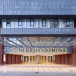Eingang zur Kölner Philharmonie mit markanter moderner Architektur und Schriftzug über dem Portal.