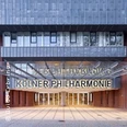 Eingang zur Kölner Philharmonie mit markanter moderner Architektur und Schriftzug über dem Portal.