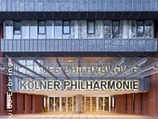 Eingang zur Kölner Philharmonie mit markanter moderner Architektur und Schriftzug über dem Portal.