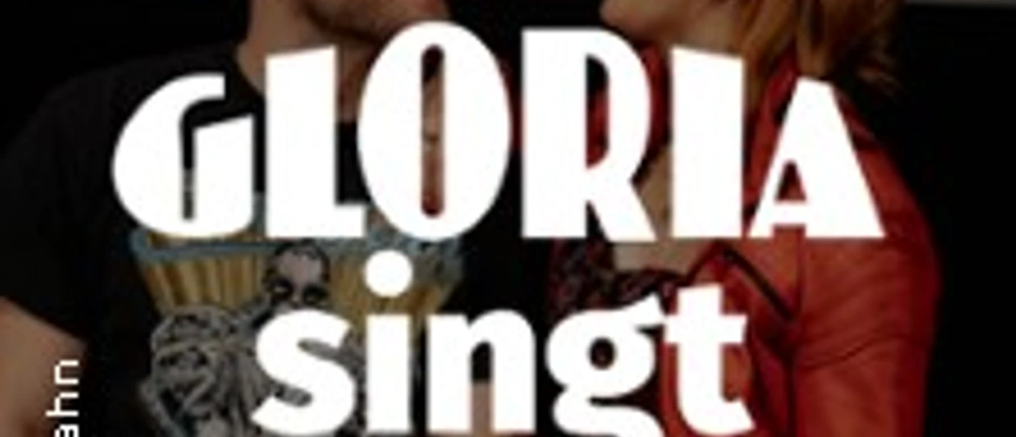 Zwei lachende Personen vor dunklem Hintergrund mit großem Schriftzug Gloria singt