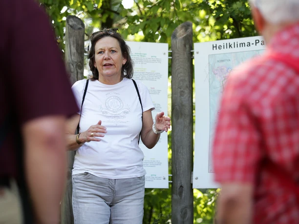 Heilklima-Therapeutin Andrea Jung erklärt das Heilklima-Wandern Heilklima-Therapeutin Andrea Jung erklärt das Heilklima-Wandern
