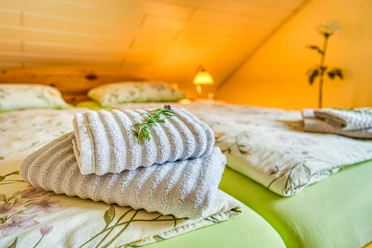 Sonsbeck Ferienwohnung Niederrheinblick - bezogenes Doppelbett