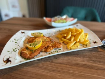 Schnitzel(c) Restaurant zur Auszeit.jpg