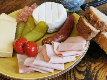 Products from the region in the Rüfenacht Bistro Teller mit verschiedenem Käse und Wurst Plate with various cheeses and sausagesAssiette de fromages et de charcuteries variés