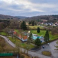 20034-Freibad_©GesUndTourismus Horn-Bad Meinberg GmbH.jpg Luftaufnahme eines Freibades in ländlicher Umgebung mit umliegenden Wäldern und Wohnhäusern.
