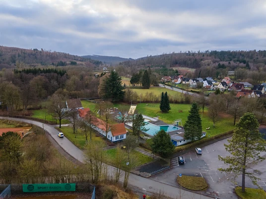 20034-Freibad_©GesUndTourismus Horn-Bad Meinberg GmbH.jpg Luftaufnahme eines Freibades in ländlicher Umgebung mit umliegenden Wäldern und Wohnhäusern.