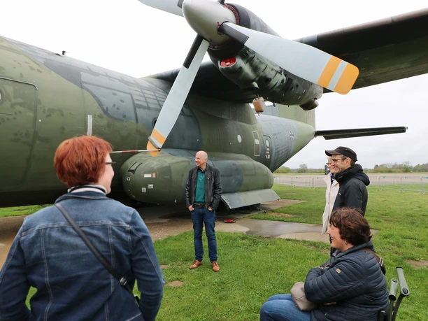 Eine kleine Gruppe vor der Transall