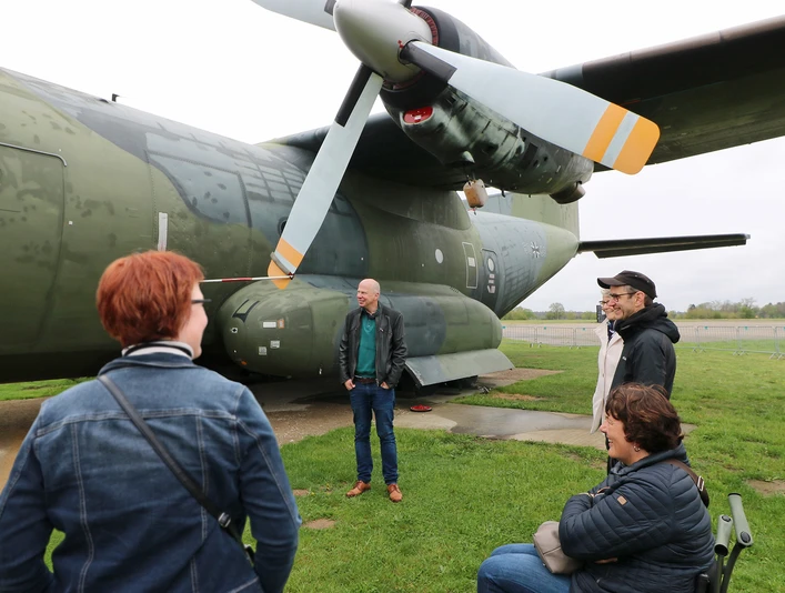 Eine kleine Gruppe vor der Transall