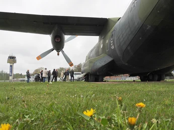 Eine Gruppe sammelt sich zur Führung neben der Transall