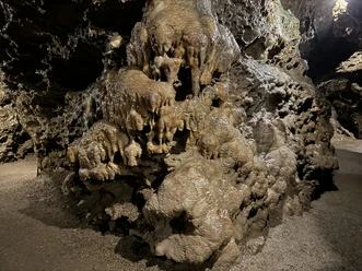 Ansicht Tropfsteinhöhle Eine beeindruckende Tropfsteinformation in der Atta-Höhle, von natürlichem Licht umgeben.