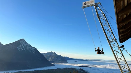 panoramaschaukel-aeschiried-frau--nebelmeer.jpg