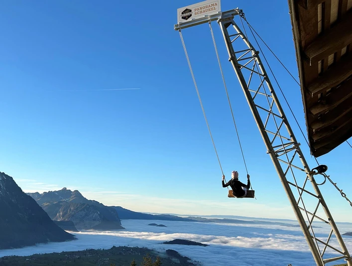 panoramaschaukel-aeschiried-frau--nebelmeer.jpg