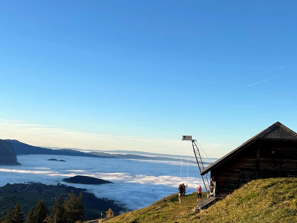 panoramaschaukel-aeschiried-gaeste-huette-nebelmeer.jpg