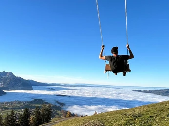 panoramaschaukel-aeschiried-mann-aussicht-nebelmeer.jpg