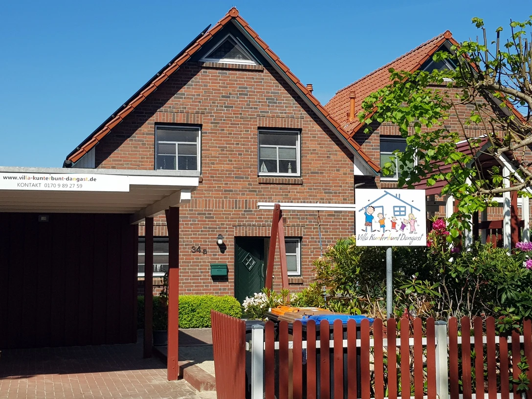 Villa Kunterbunt_Straßenseite.jpg