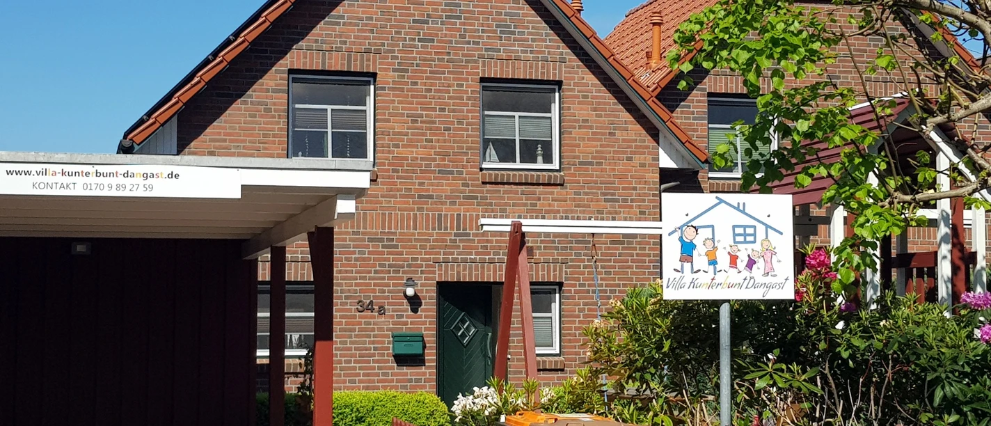 Villa Kunterbunt_Straßenseite.jpg