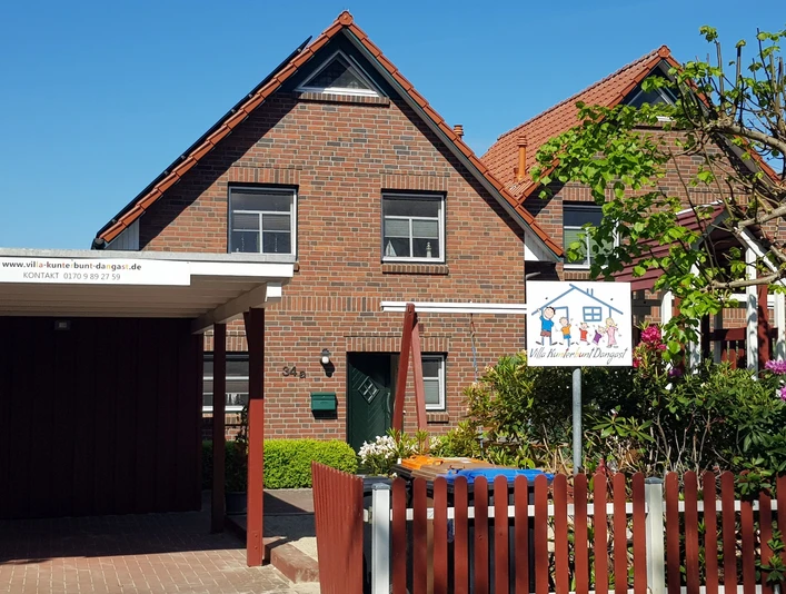 Villa Kunterbunt_Straßenseite.jpg