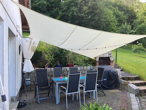 Terrasse mit Gartenmöbel und Sonnensegel