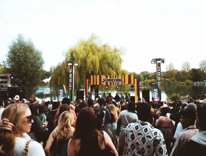 Summerjam Festivalpublikum feiert vor einer Bühne bei der feel good area auf der Summerjam.A festival audience celebrates in front of a stage in the feel-good area at Summerjam.