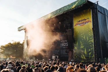 Summerjam Festival Festivalpublikum feiert vor der Green Stage auf dem Summerjam Festival.