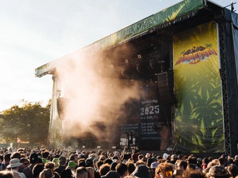 Summerjam Festival Festivalpublikum feiert vor der Green Stage auf dem Summerjam Festival.Fans celebrate in front of the Green Stage at the Summerjam Festival.
