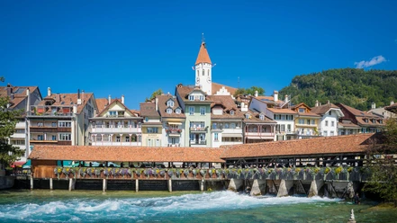 schleuse-thun-aare-sommer-haeuser-schlosskirche.jpg