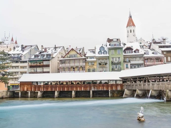 schleuse-thun-winter-haeuser-schlosskirche-nebel-schnee.jpg