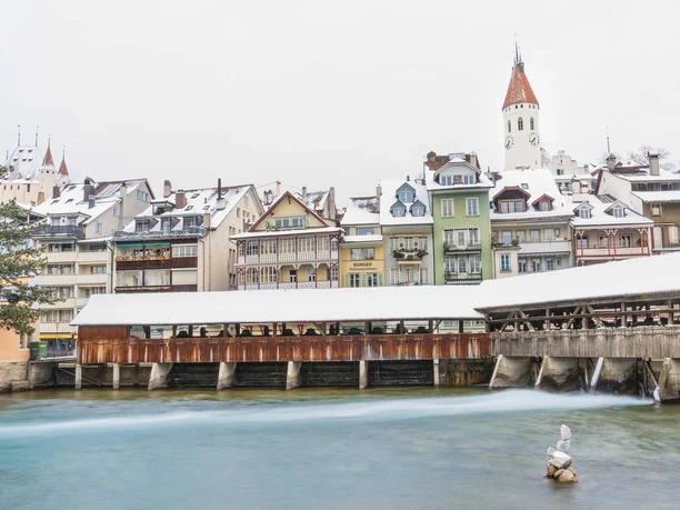 schleuse-thun-winter-haeuser-schlosskirche-nebel-schnee.jpg
