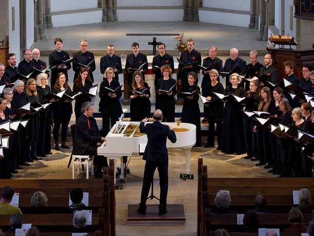 Romanischer Sommer The Cologne Kantorei sings in front of an audience.