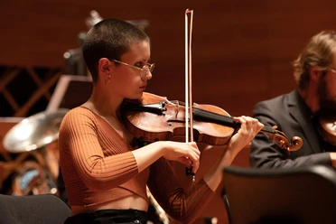 Romanischer Sommer Solistin Sara Cubarsi spielt konzentriert ihre Violine.