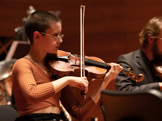 Romanischer Sommer Solistin Sara Cubarsi spielt konzentriert ihre Violine.