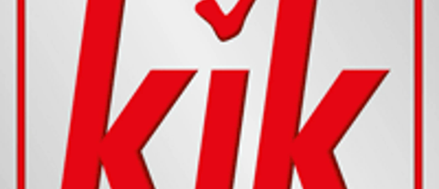 Rotes KiK-Logo mit Haken über dem "i" auf weißem Hintergrund, symbolisiert die Textilwarenkette.