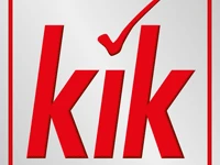 KiK_Logo.png Rotes KiK-Logo mit Haken über dem "i" auf weißem Hintergrund, symbolisiert die Textilwarenkette.