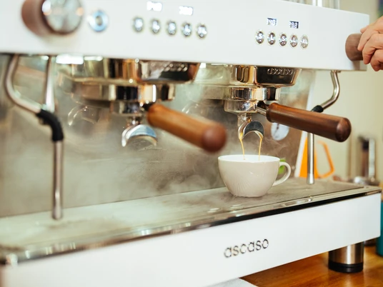 Kaffeerösterei Beanlab in Monheim am Rhein Kaffeerösterei Beanlab: Frischer Kaffee tropft aus einer Espressomaschine in eine Tasse.