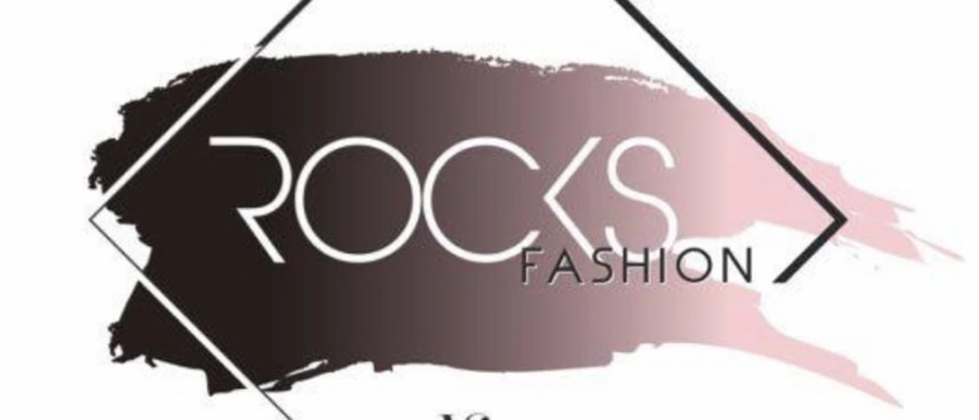 Logo_Rocksfashion-e1613320190117-829x800.jpg Das Logo von Rocks Fashion, enthält moderne Schrift und geometrische Elemente in Rosa und Schwarz.