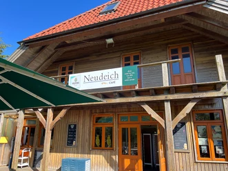 Café Neudeich auf Wangerooge.jpg Außenaufnahme des Ausflugslokals Café Neudeich in der Sonne.