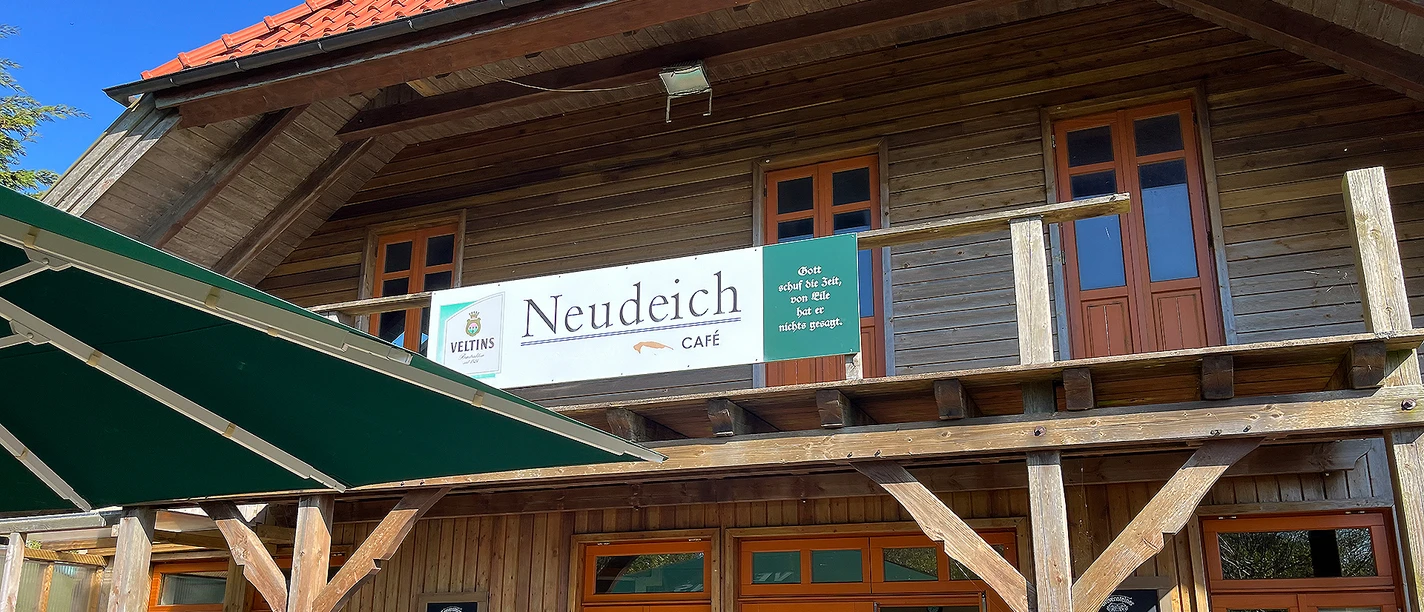 Café Neudeich auf Wangerooge.jpg Außenaufnahme des Ausflugslokals Café Neudeich in der Sonne.