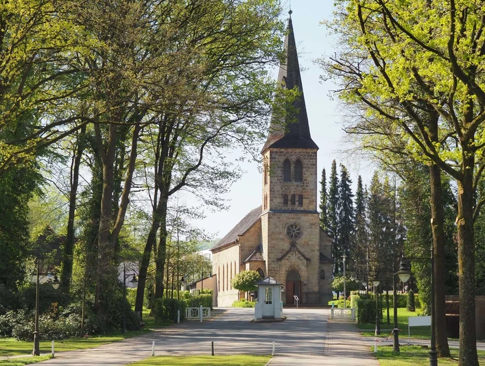 Blick durch die Eichenallee auf die evangelische Kirche Bad Driburgs..
