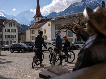 outdoor-switzerland-scenic-e-bike-tour-stadthausplatz-unterseen.jpg